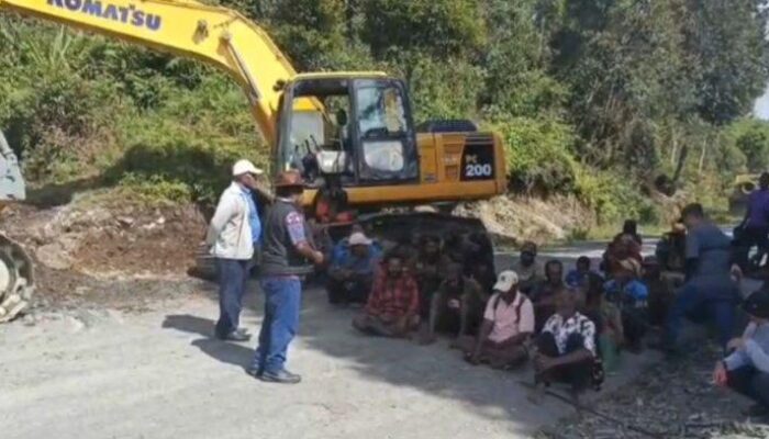 Jalan Trans Papua di Distrik Woniki Kabupaten Puncak Jaya Mulai Diperbaiki: Alat Berat Bergerak