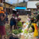 Aksi Humanis Satgas TNI di Sinak, Borong Dagangan Mama Papua