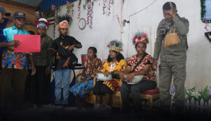 Merawat Damai dengan Budaya: Langkah Satgas Cartenz di Tengah Masyarakat Papua