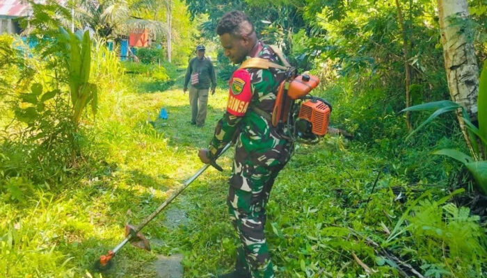 Babinsa Warga Pembersihan Lingkungan yang Kotor