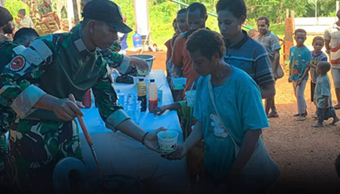 Satgas Yonif 126/Kala Cakti Pos Kombut Berbagi Sembako di Papua Selatan