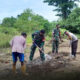 Bhabinkamtibmas Distrik Mantim Polda Papua Barat Bersama Masyarakat Olah Lahan Pertanian Dukung Program Ketahanan Pangan