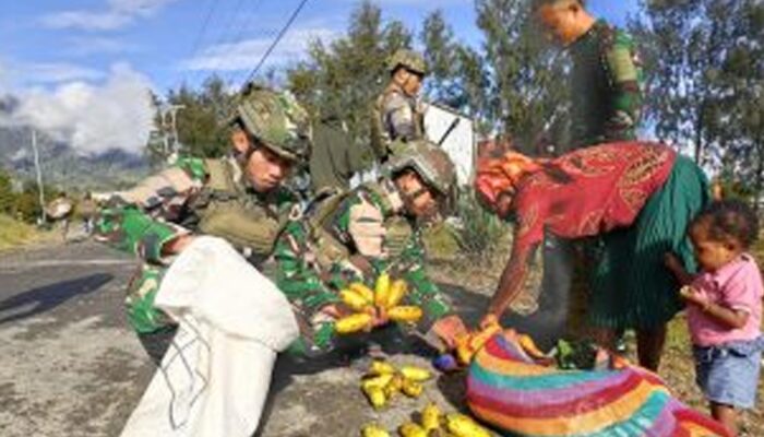 Kebersamaan di Tanah Papua: Rosita Satgas Yonif 500/Sikatan Bantu Ekonomi Warga Sugapa