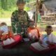 Satgas Yonif 10 Marinir Bagi Perlengkapan Sekolah di Perbatasan Papua
