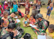 Satgas Yonif 732/Banau Jadi Guru dan Keluarga bagi Anak-Anak Papua di Pos Dangbet